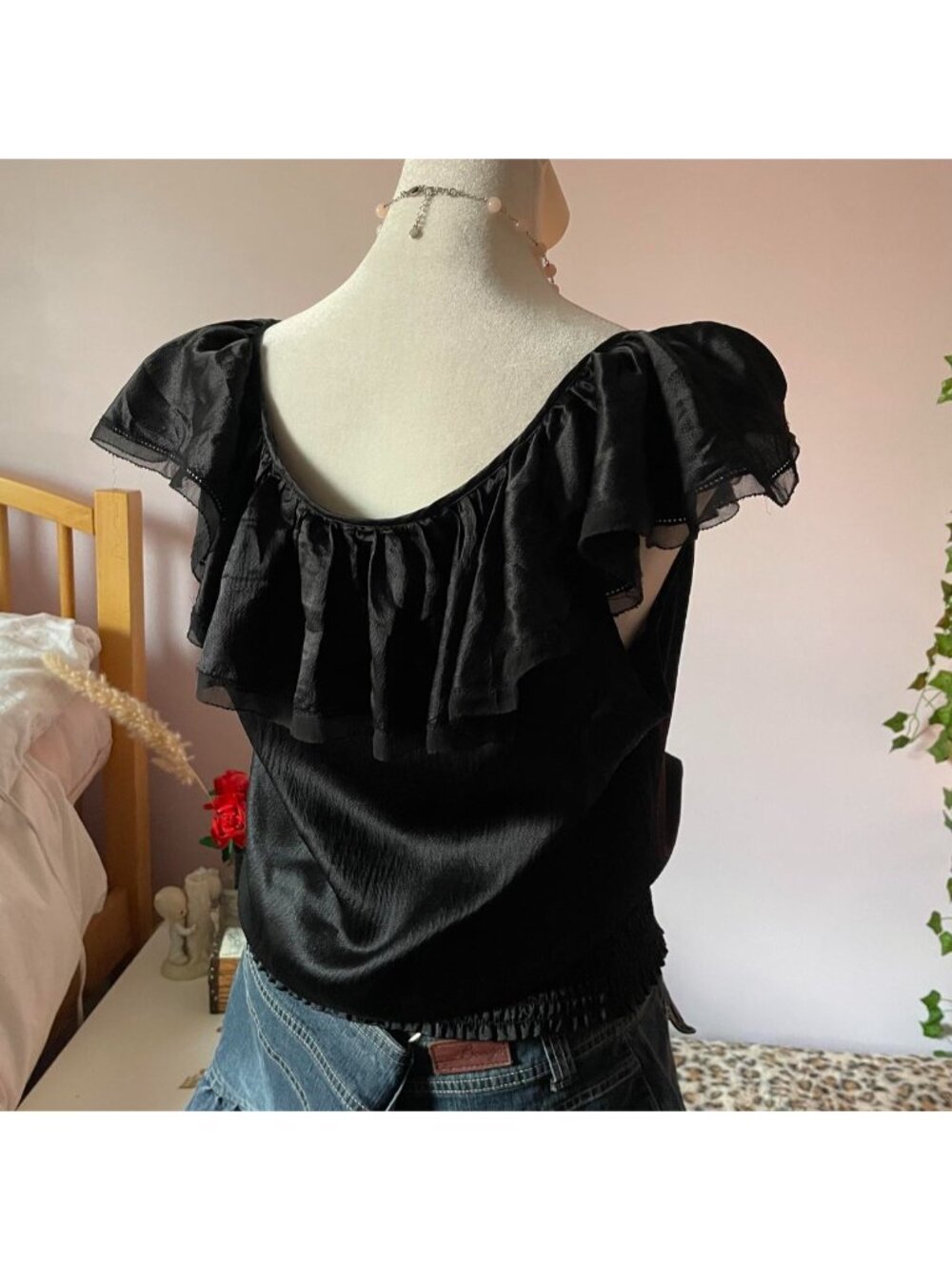 2000s Bebe black ruffled satin blouse - Picture 4 of 8